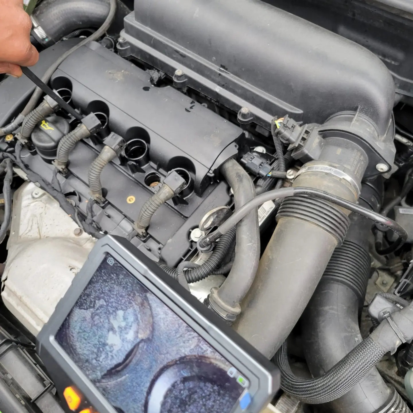 MINI Cooper S engine inspection with a borescope display